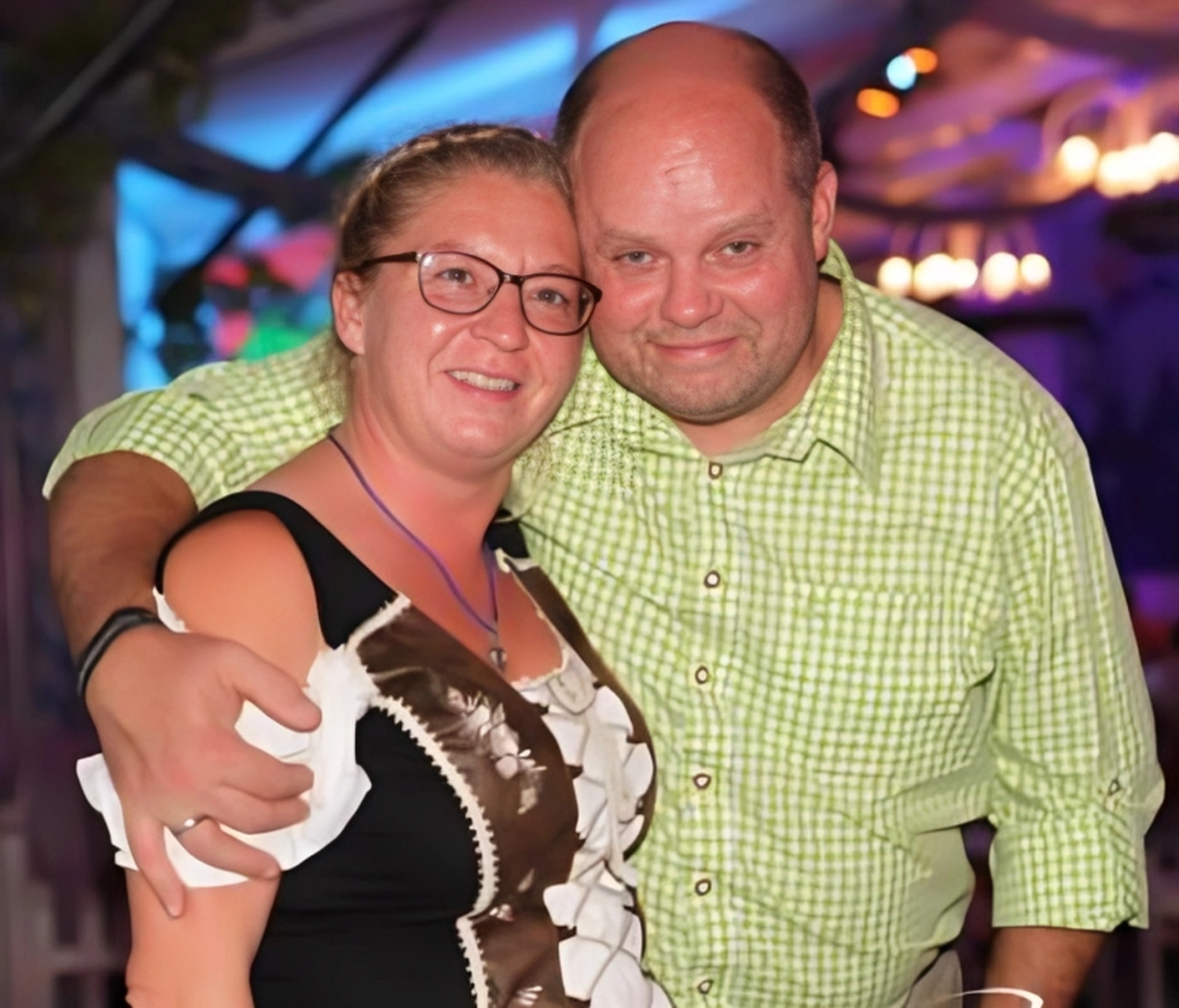 Ecklebe - Ferienwohnung - Ein Mann umarmt eine Frau von der Seite.