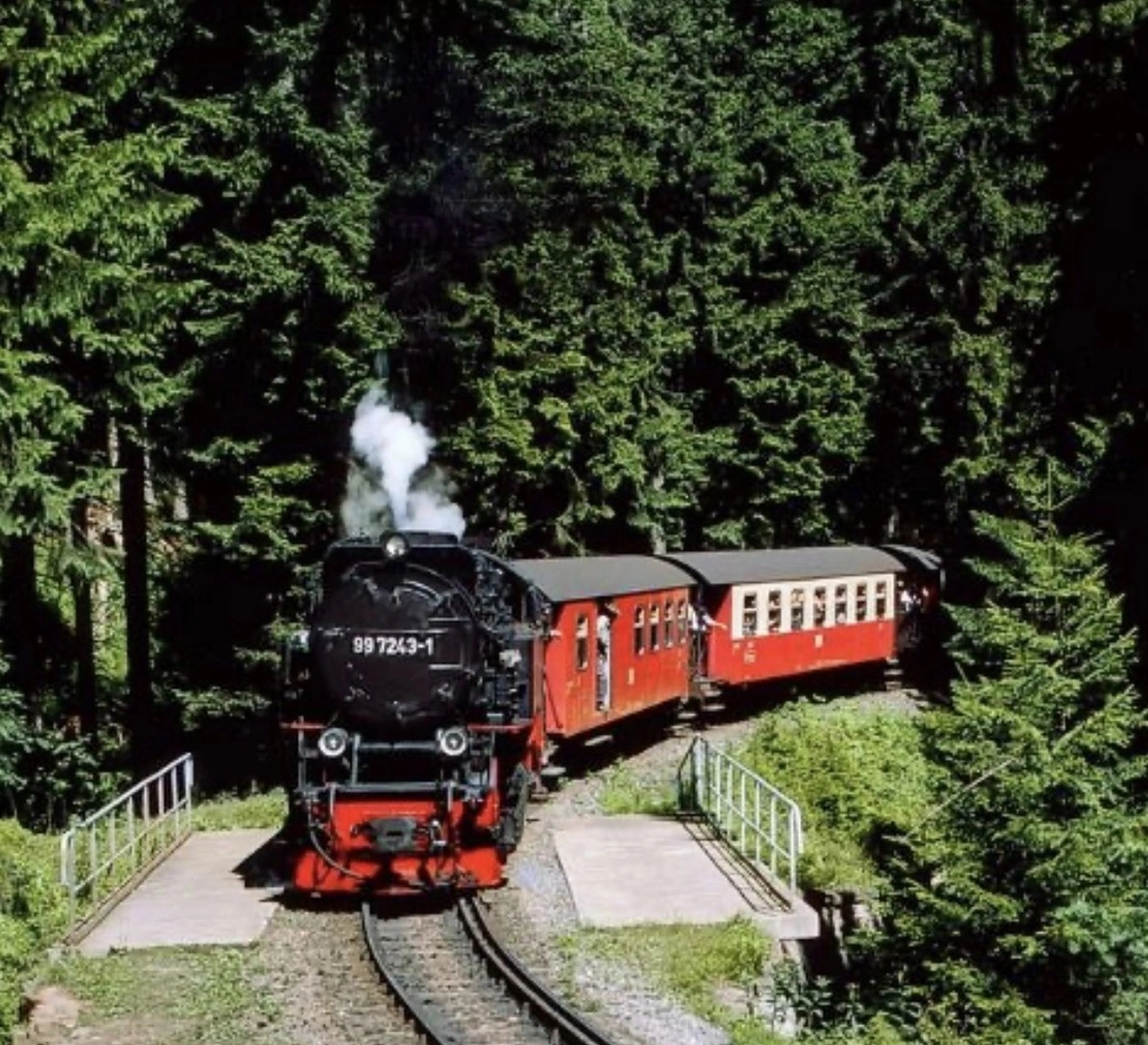 Ecklebe - Ferienwohnung -Eine schwarze Dampflokomotive, genauer gesagt die Harzer Schmalspurbahn-Lokomotive mit der Nummer 99 222.
